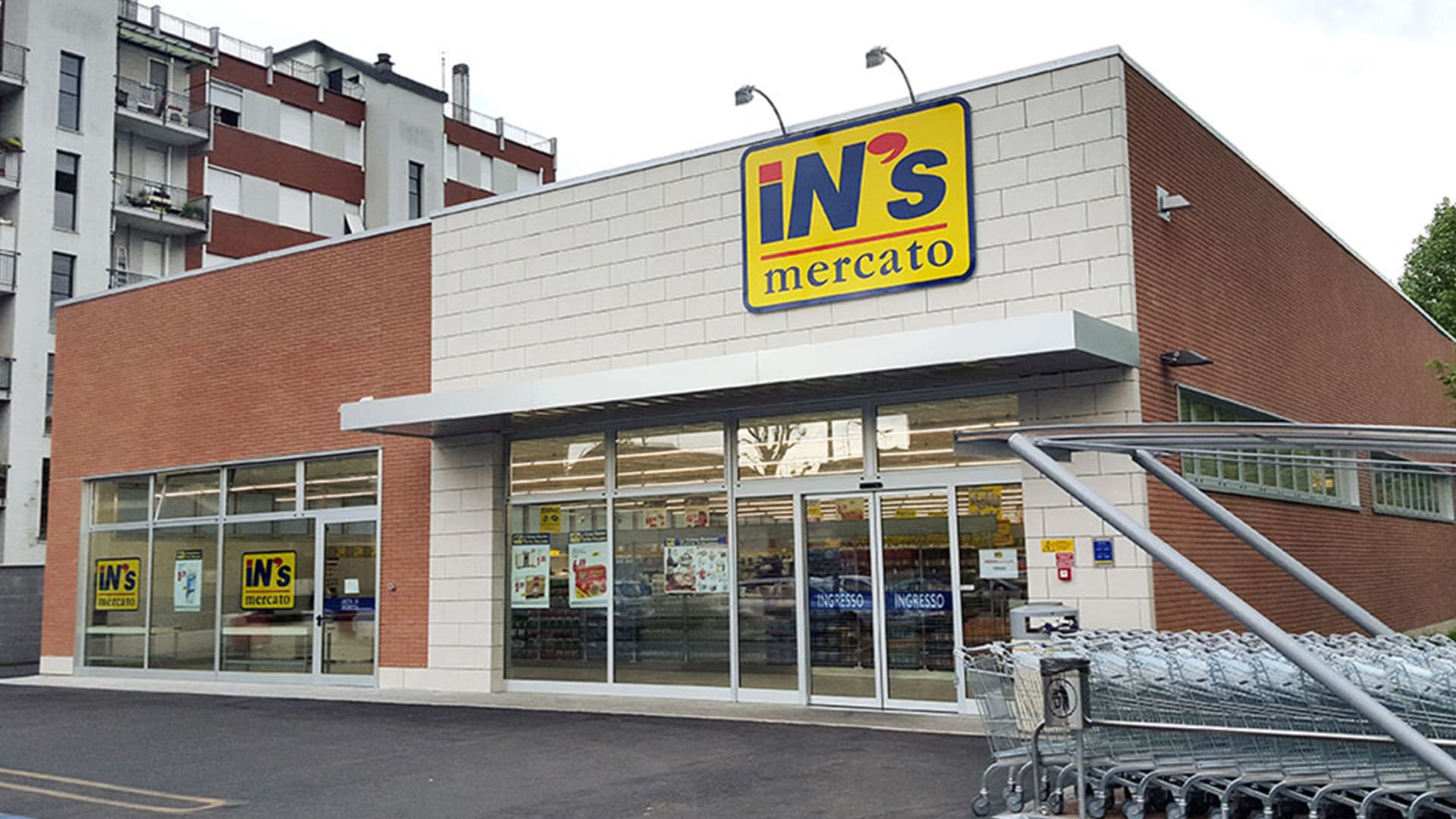 supermercato in’s mercato con ingresso e carrelli