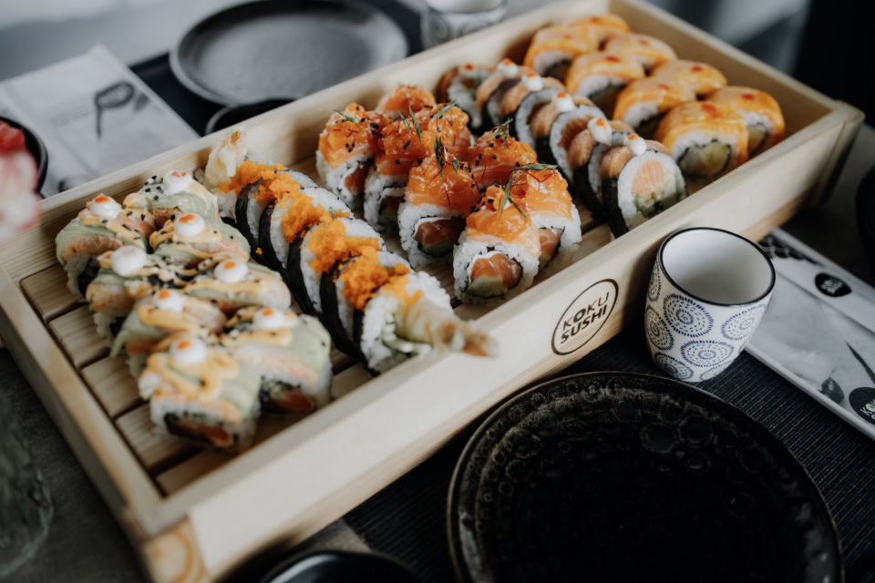 elegancka taca sushi z Łososiem i awokado