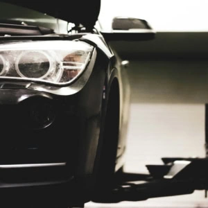 suv noir en atelier, phare avant ouvert