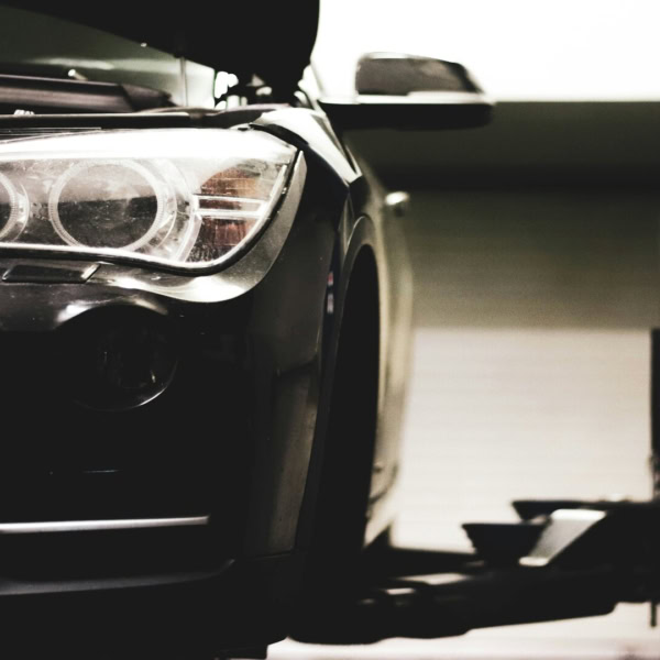 suv noir en atelier, phare avant ouvert