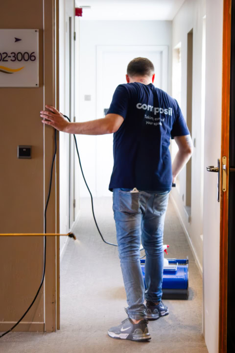 technicien de nettoyage dans un couloir d’hôtel