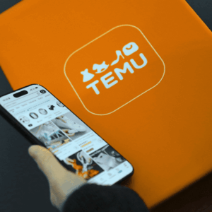 caja temu naranja y app en smartphone