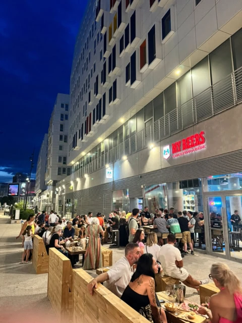 terrasse nocturne et bar à bière urbain