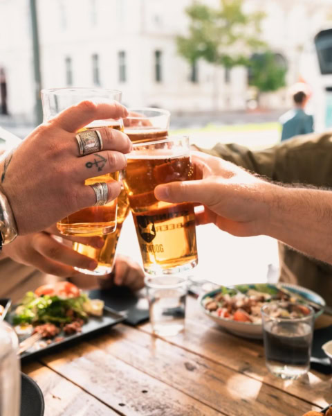 toast de bières sur une terrasse conviviale