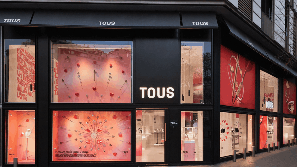 boutique tous en esquina con escaparates rojos