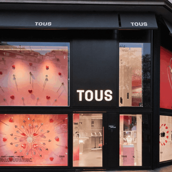 boutique tous en esquina con escaparates rojos
