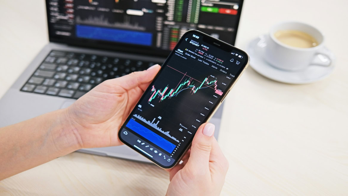 trading crypto sur smartphone et ordinateur portable