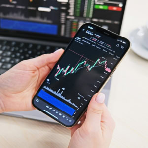trading crypto sur smartphone et ordinateur portable