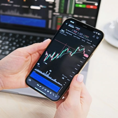 trading crypto sur smartphone et ordinateur portable