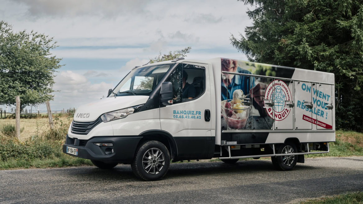 camion banquiz iveco de livraison en campagne