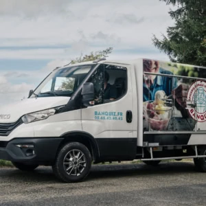 camion banquiz iveco de livraison en campagne