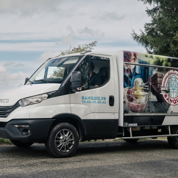 camion banquiz iveco de livraison en campagne