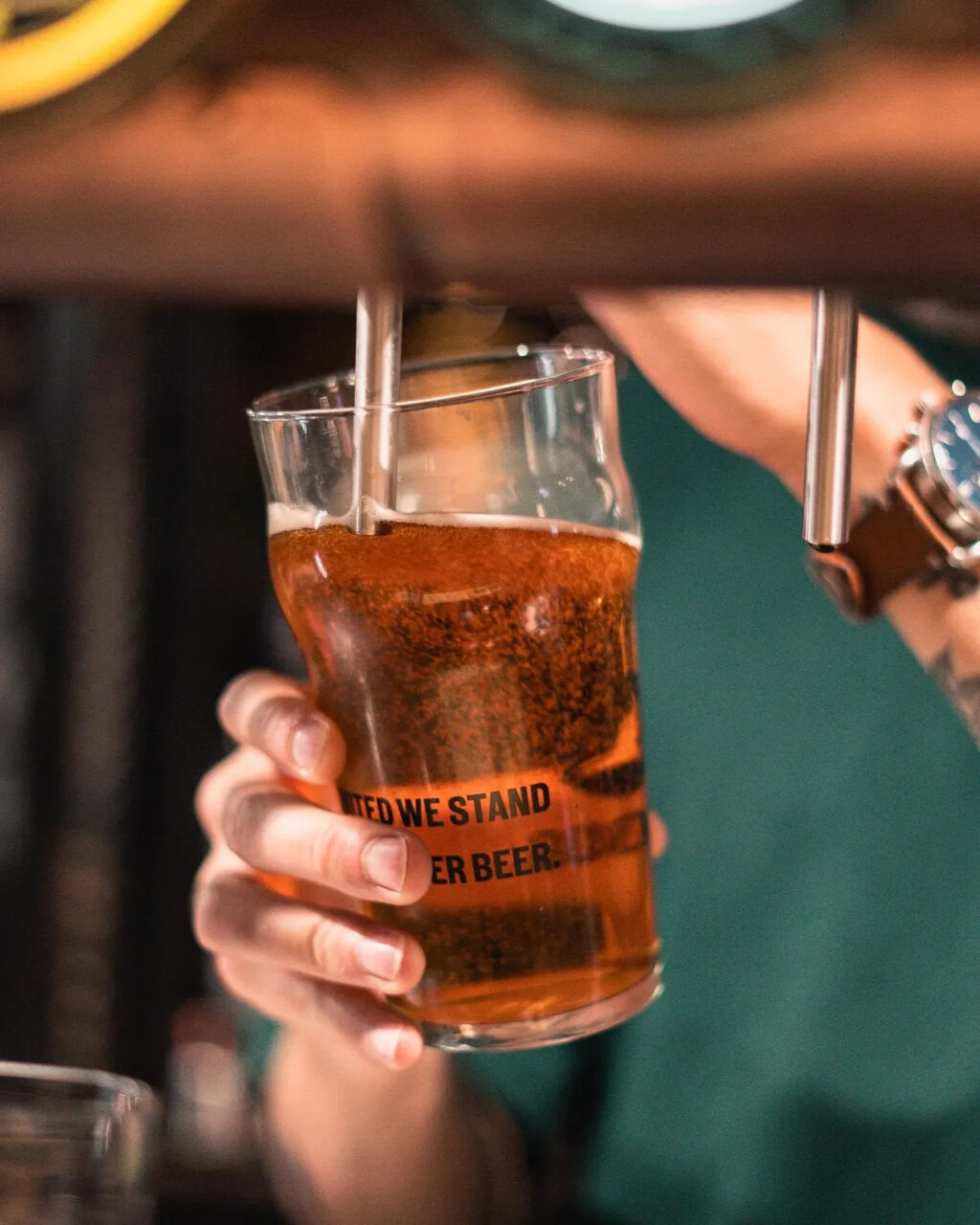 verre de bière brune au tirage, united we stand