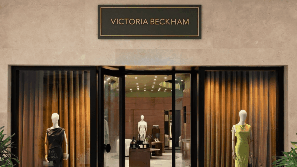 boutique victoria beckham de lujo con escaparate elegante