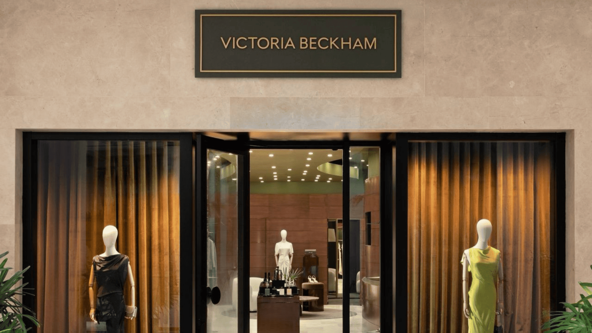 boutique victoria beckham de lujo con escaparate elegante