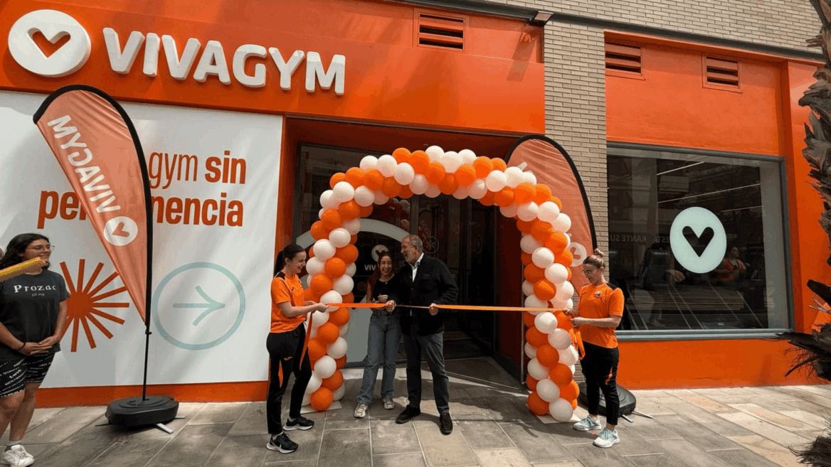 inauguración de vivagym con corte de cinta