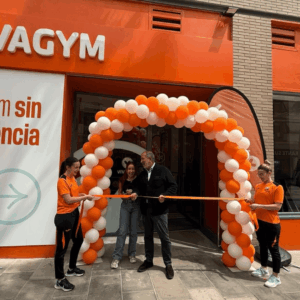 inauguración de vivagym con corte de cinta