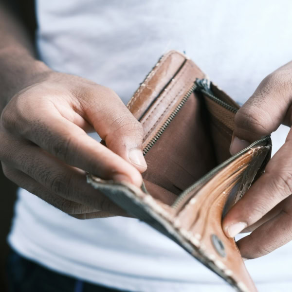 homme tenant portefeuille vide en cuir usé