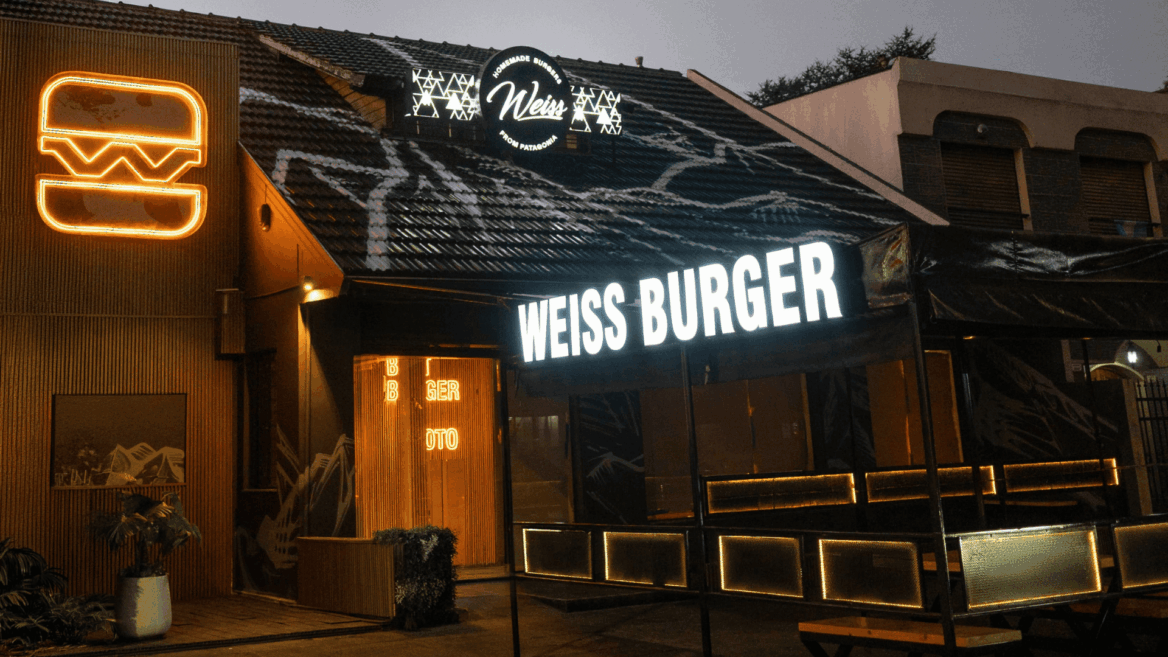 fachada nocturna iluminada de weiss burger