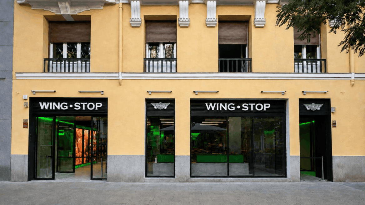 fachada de wingstop con edificio clásico