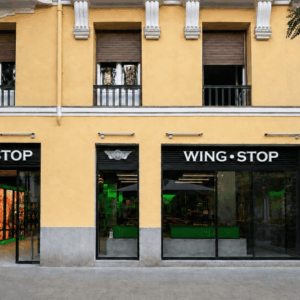 fachada de wingstop con edificio clásico