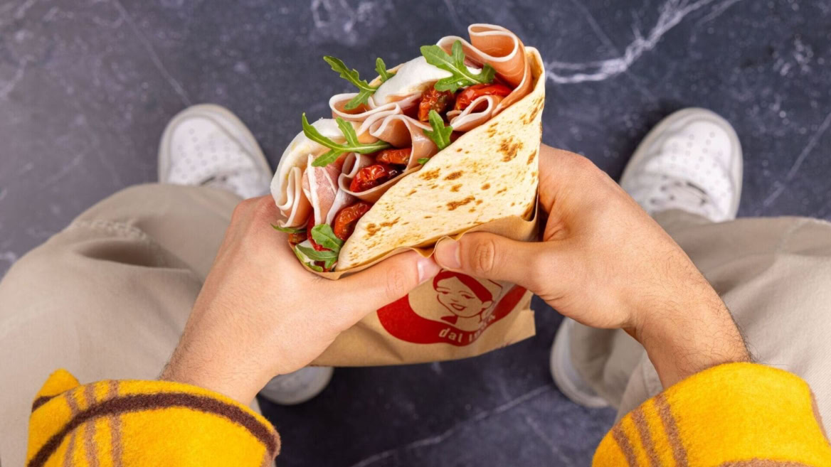 wrap toasté à la viande, roquette et tomate
