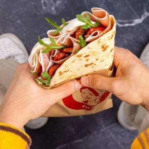 wrap toasté à la viande, roquette et tomate
