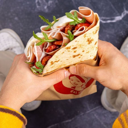 wrap toasté à la viande, roquette et tomate