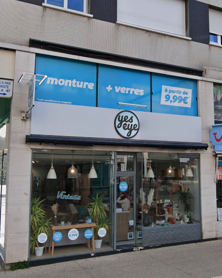 façade du magasin d’optique yes eye et promotion lunettes