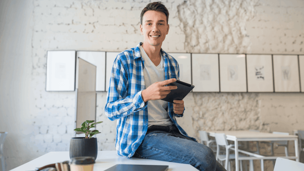 joven con tableta en oficina moderna