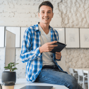 joven con tableta en oficina moderna