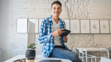joven con tableta en oficina moderna