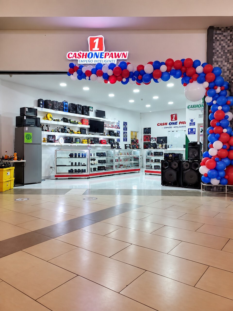fachada de 1 cash one pawn con globos