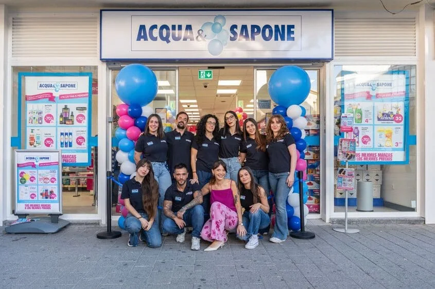 equipo acqua & sapone en la entrada festiva