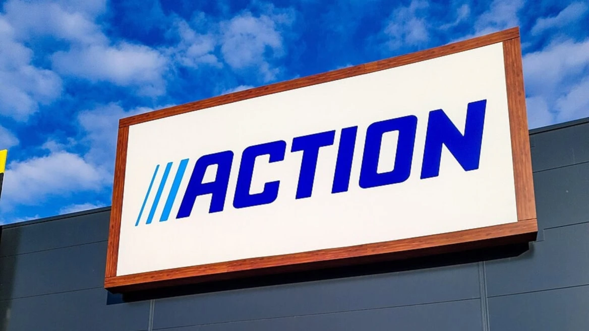 insegna action su facciata moderna con cielo blu