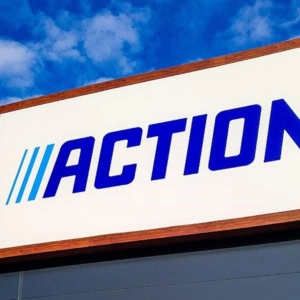 insegna action su facciata moderna con cielo blu