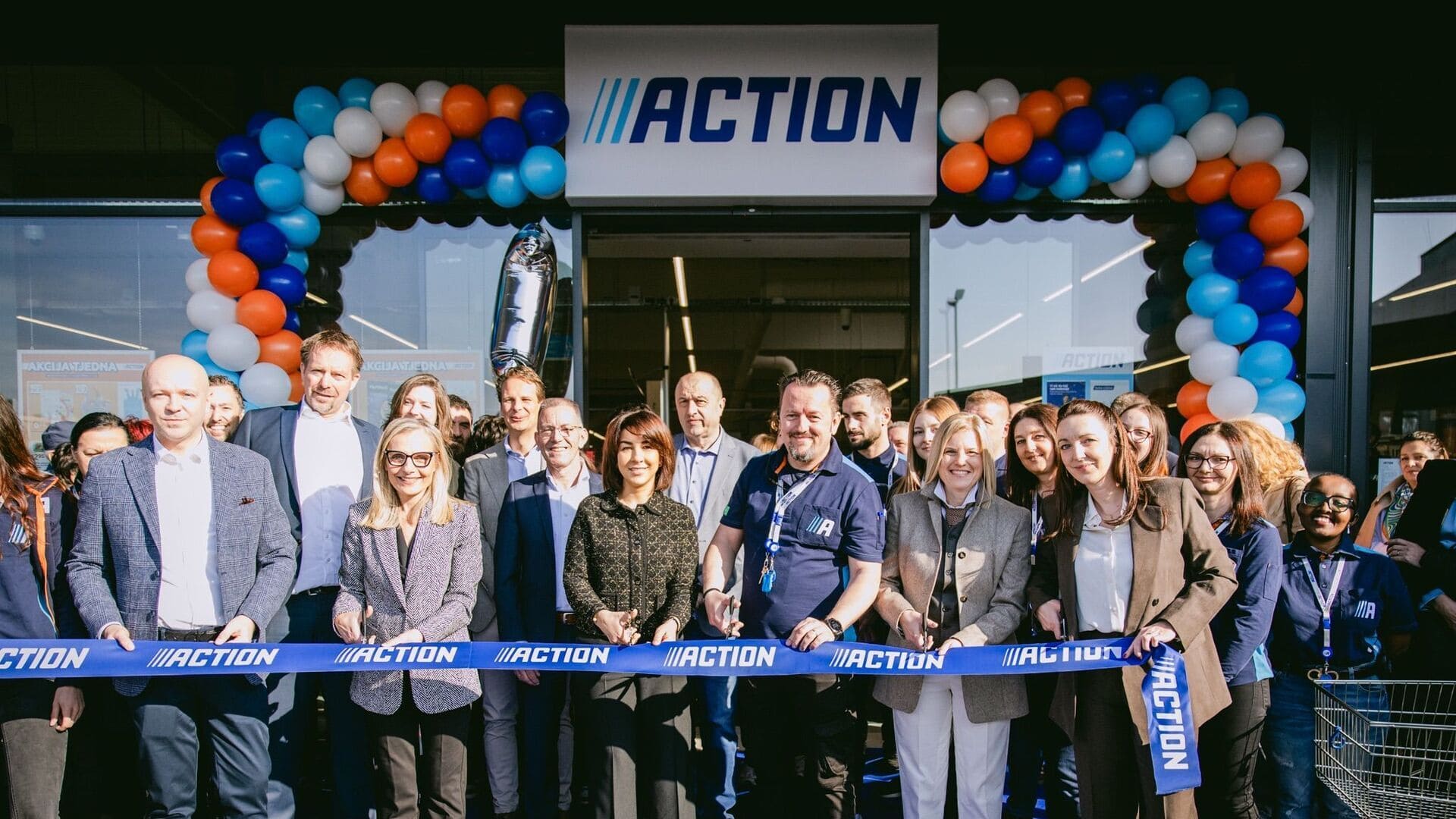 inauguration du magasin action et coupe du ruban