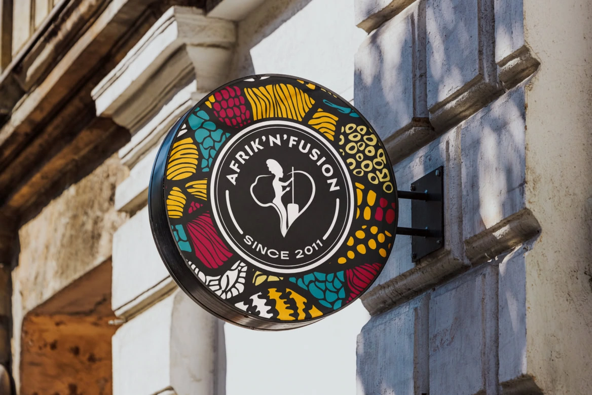 enseigne ronde afrik’n’fusion sur façade ancienne