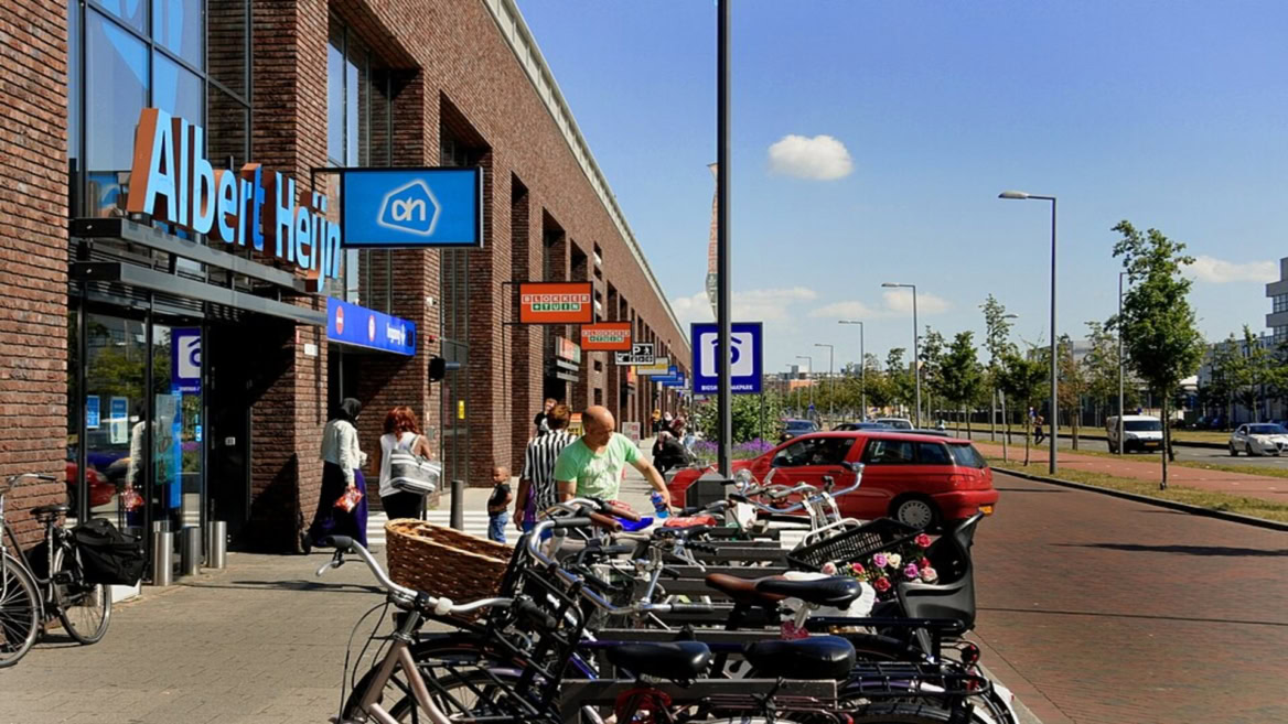 supermarché albert heijn et vélos en ville