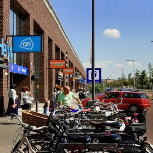 supermarché albert heijn et vélos en ville
