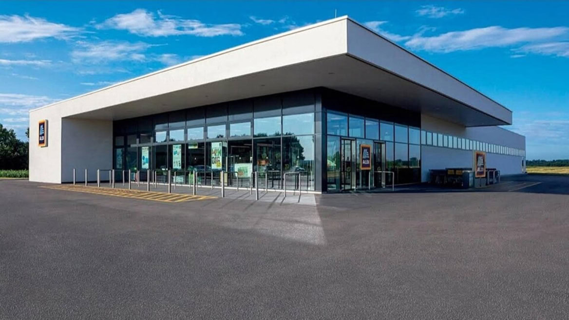 supermarché aldi moderne avec façade vitrée