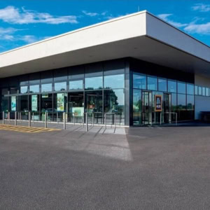 supermarché aldi moderne avec façade vitrée
