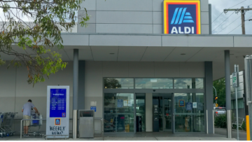 entrée du supermarché aldi avec caddies