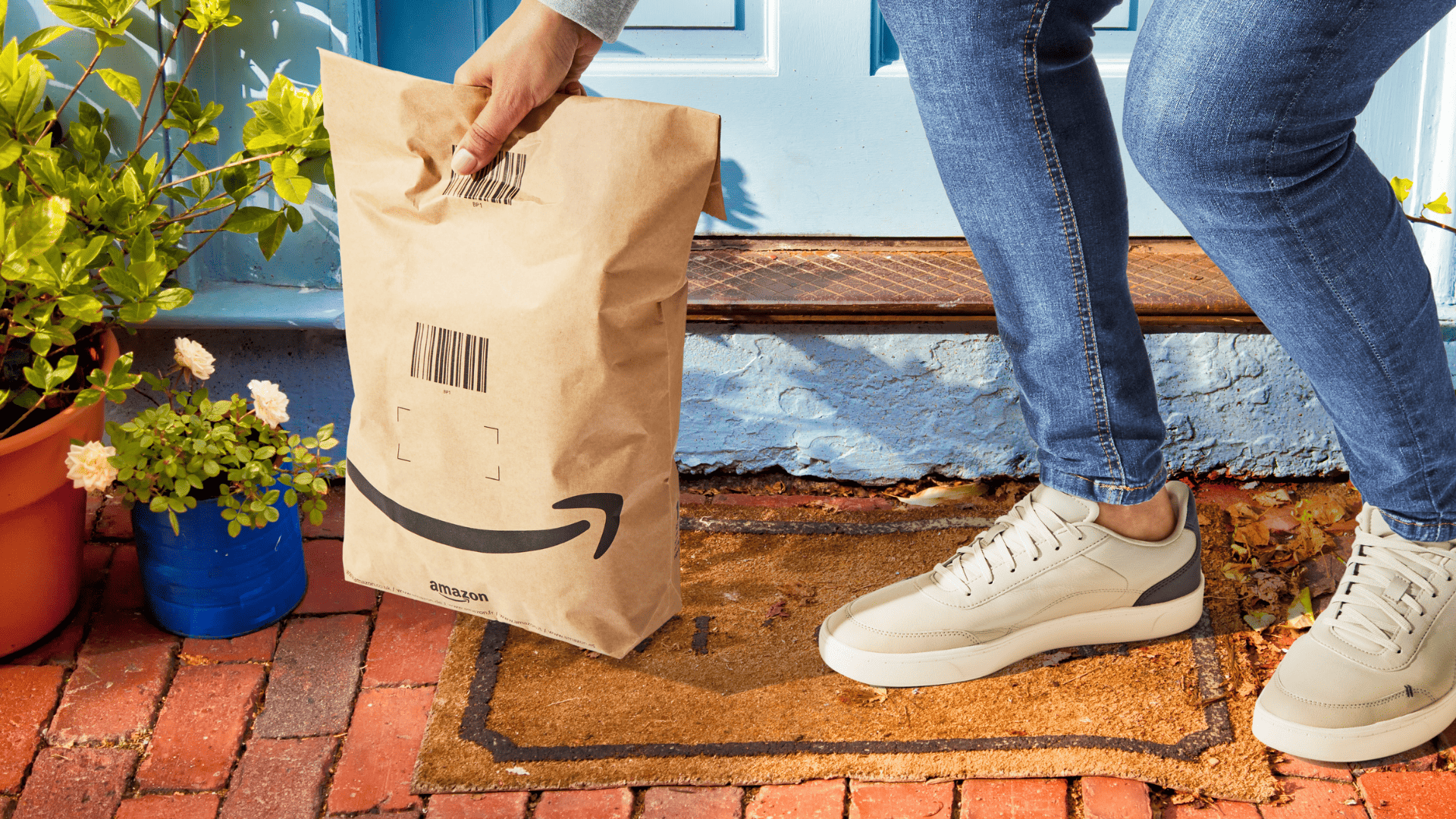 entrega amazon en puerta azul con paquete marrón