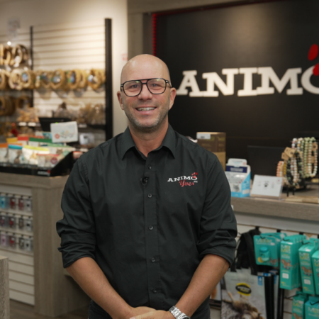 propriétaire de boutique animo etc souriant