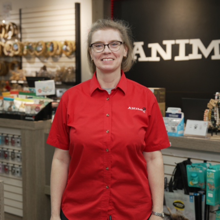 vendeuse souriante chez animo boutique animaux