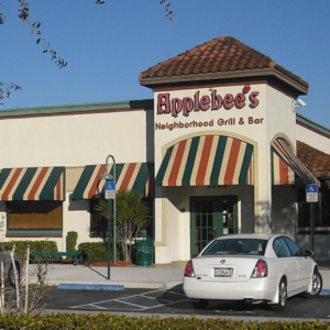 applebee’s restaurant exterior under sunny blue sky