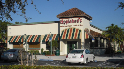 applebee’s restaurant exterior under sunny blue sky