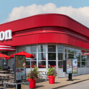 restaurant ashton rouge avec terrasse ensoleillée