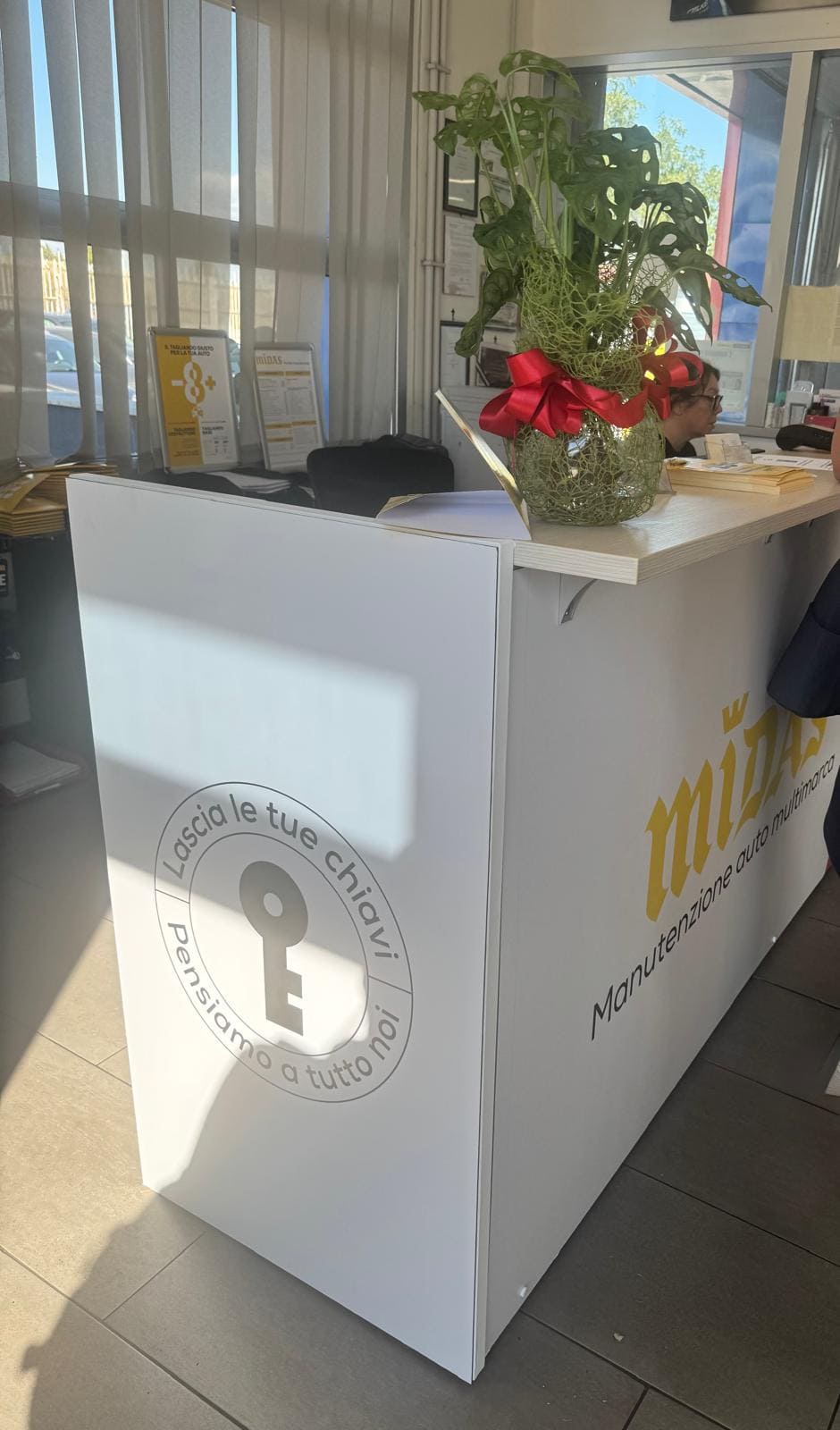 reception auto multimarca con decorazione floreale